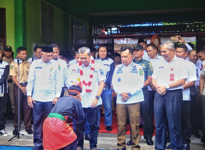 Dampingi Gubri Serahkan SK PPPK, Plt Bupati Berharap Penerima SK Dapat Menciptakan Terobosan Baru 