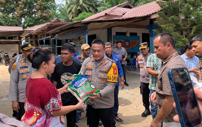 Kapolres Rokan Hilir Berikan Bantuan Sosial kepada Anggota Serikat Pekerja F.SPTI-K.SPSI