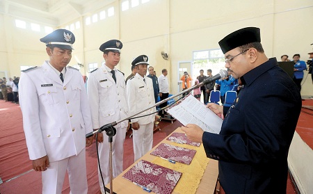 Lantik 10 Kades, Bupati Karimun Minta Kades Lebih Memahami Aturan