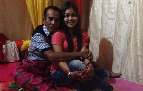 Dekapan Kakek Bau Tanah Terhadap Perawan 18 Tahun Yang Membuat Pria Iri