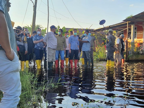 Kunjungi Lokasi Banjir, Masyarakat Jalan Siak : Terimakasih Pak Bupati dan Wabup 