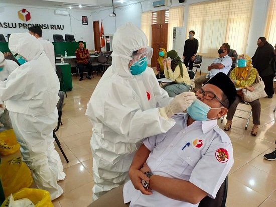 Pastikan Pengawas Bebas Covid-19, Bawaslu Riau Lakukan Swab Test