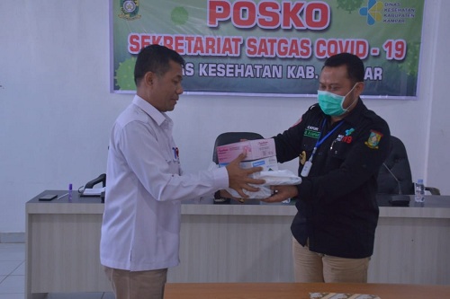 Bupati Kampar Serahkan APD Ke Dinas Kesehatan, Minta Petugas Kesehatan Patuhi Aturan.