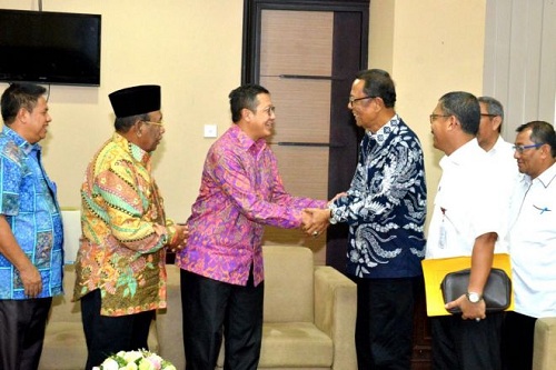 Bupati Kampar Dampingi Gubri Yakinkan Mentri Agama RI Untuk Pemakaian Embarkasi Riau