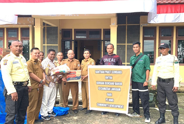 Warga Korban Banjir di Langgam Terima Bantuan Paket Sembako