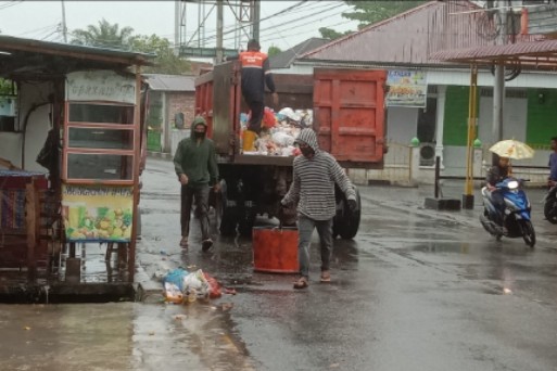 Hujan Petir Tidak Menyurutkan Semangat Petugas Kebersihan