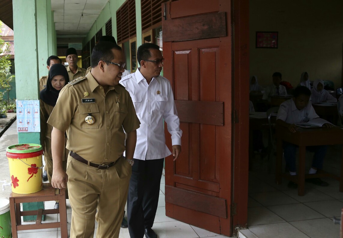 Hari Pertama Pelaksanaan UN, Bupati Irwan Tinjau SMPN 2 Rintis dan SMPN 4 Banglas