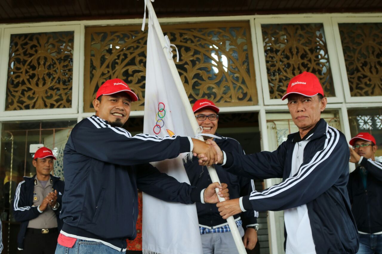 Wabup H.Zardewan Lepas Kontingen Olahraga Ikuti Porprov Tahun 2017 di Kampar