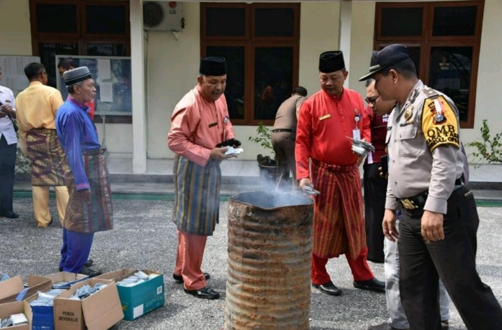 Pemkab Bengkalis Hanguskan E-KTP Rusak dan Valid