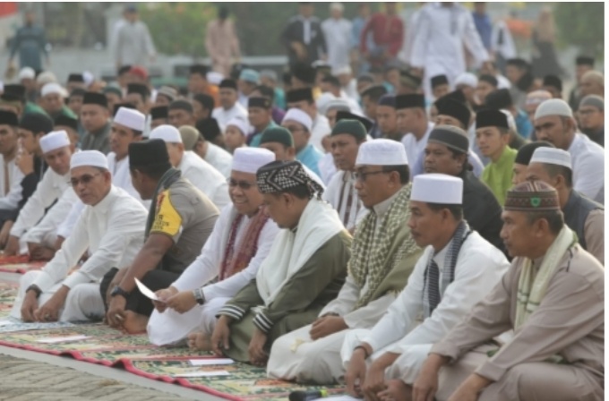 Irwan Bersama Masyarakat Salat Idul Adha di Halaman Kantor Bupati