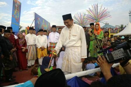  Ribuan Warga Nikmati Suasana Petang Balimau di Sungai Siak