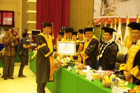 Firdaus Dikukuhkan Gelar Doktor Dengan IPK 3,82, Predikat Cum Laude