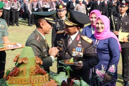 Kebersamaan di HUT Bhayangkara Ke-73, Danrem 041 Gamas Berikan Tumpeng Kepada Kapolda Bengkulu