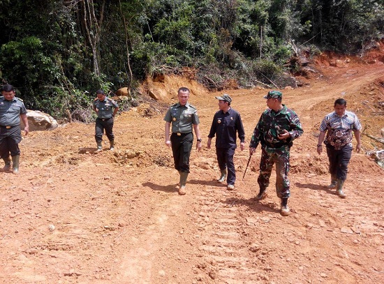 Danrem 023/KS Dampingi Mayjen TNI Johny L Tobing Tinjau Pembukaan Jalan 12 Meter