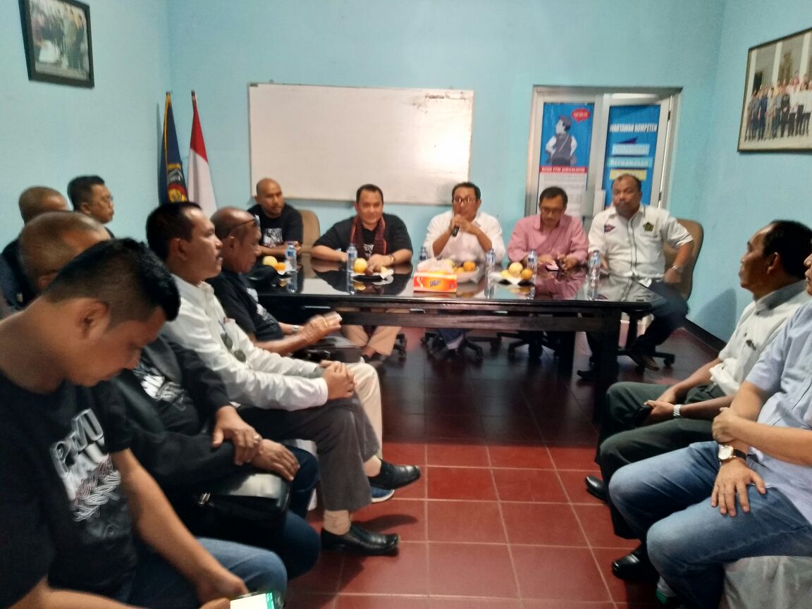 Ketua PWI Banten Kalungkan Kain Khas Baduy Menyambut Rombongan PWI Riau