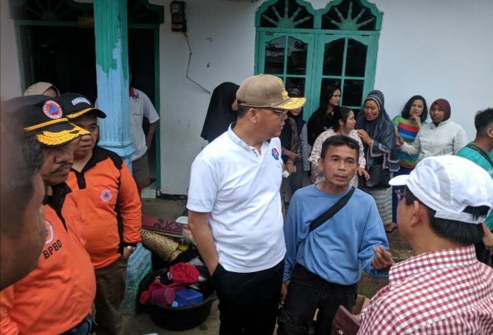 Gubernur Bengkuku Serahkan Bantuan Korban Bencana Banjir