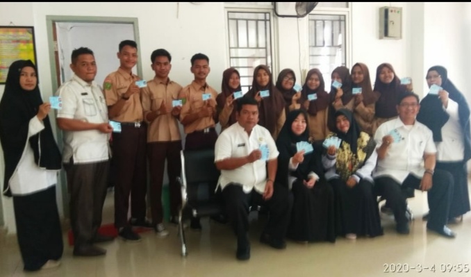 Disdukcapil Rohil Serahkan Puluhan e-KTP Pada Siswa SMAN 1 Bangko