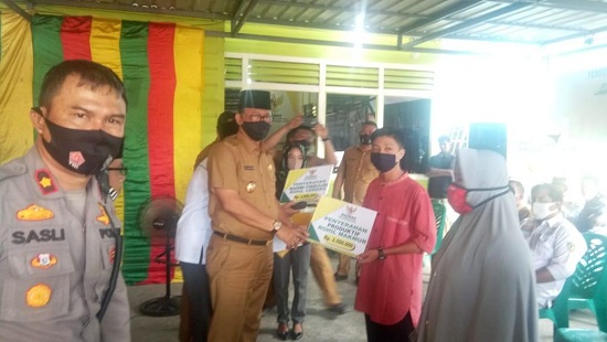 Bupati Salurkan Bantuan Zakat, Rohil Rangking Ketiga terbanyak Pengumpulan Zakat di Riau
