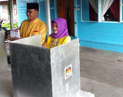 Nyoblos di TPS 19 Bagan Timur, Bupati Suyatno : Partisipasi Masyarakat Sangat Tinggi 