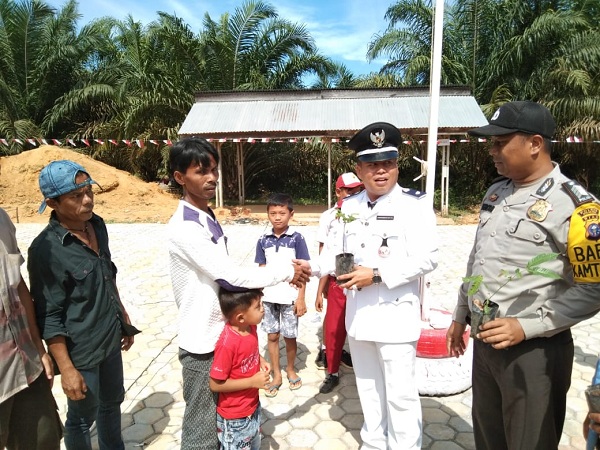 Peringati Hari Kemerdekaan Ke â€“ 74, Pemdes Sei Kuning Bagikan Ribuan Macam Bibit Kepada Masyarakat