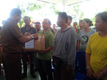 Bawa Bantuan, Bupati Suyatno Sambangi Korban Kebakaran 