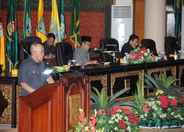 Plt Gubri Arsyadjuliandi Rahman Sampaikan LKPJ Pemerintah Tahun 2015