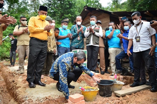 Gubri Syamsuar Langsung Letakkan Batu Pertama RLH Untuk Pak Burhan di Desa Silam Kuok