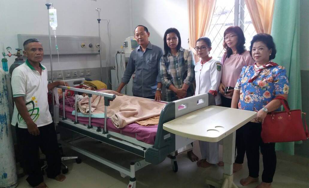 Anggota DPRD Riau Siswadja Muldjadi Jenguk Penderita Kanker Otak  di RSUD dr RM Pratomo