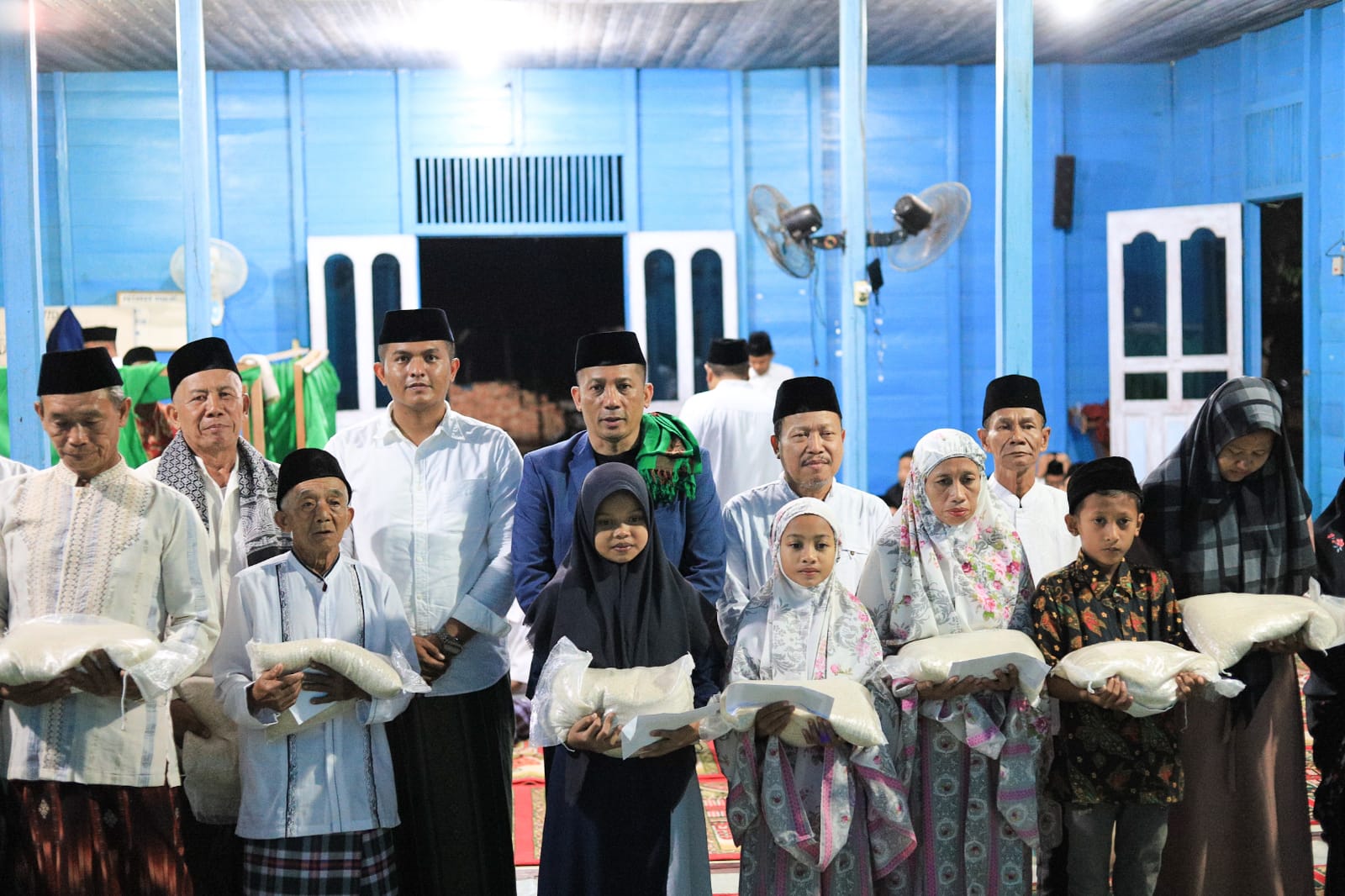 Safari Ramadan Perdana, Bupati Buka Puasa di Tanjung Peranap dan Sahur di Desa Padang Kamal