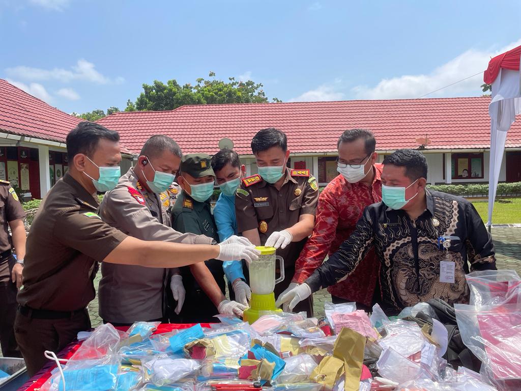 Kejari Pelalawan Musnahkan Barang Bukti Tindak Pidana Umum
