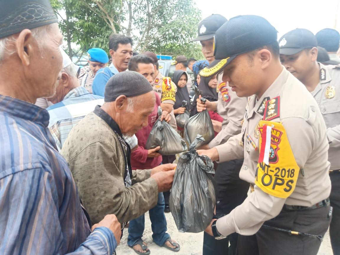 Sedekah Jumat, Polres Rohil Bagikan 200 Sembako Kepada Warga Sintong