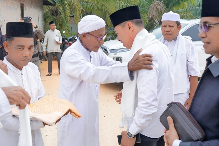 Bupati Serahkan Alat Perontok Padi Kepada Petani