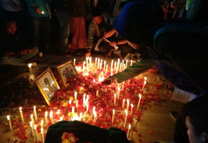 Nyalakan Lilin Serta Tabur Bunga Buat Yusuf Dan Randi