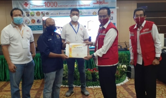 Ikut Berpartisipasi di Gerakan 1.000 Kantong Darah Ramadhan PWI Riau Terima Penghargaan dari PMI Pek