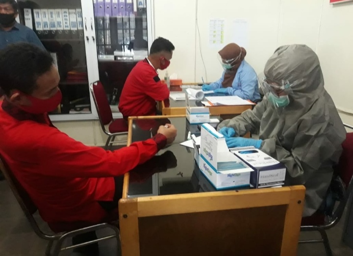 Rapid Test Rutinitas Bulanan DPC PDI- Perjuangan Pekanbaru Memutus Mata Rantai Penularan Covid -19.