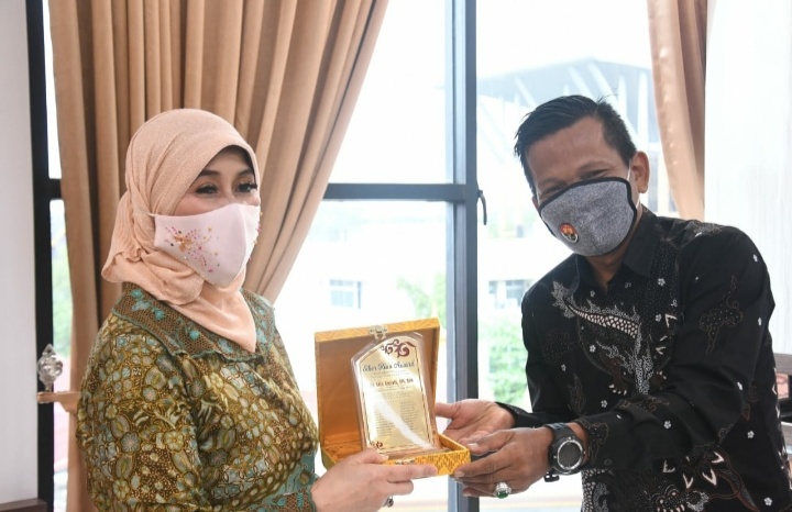 Konsisten Cegah Korupsi, Kejati Riau Diberi Penghargaan Siber Award