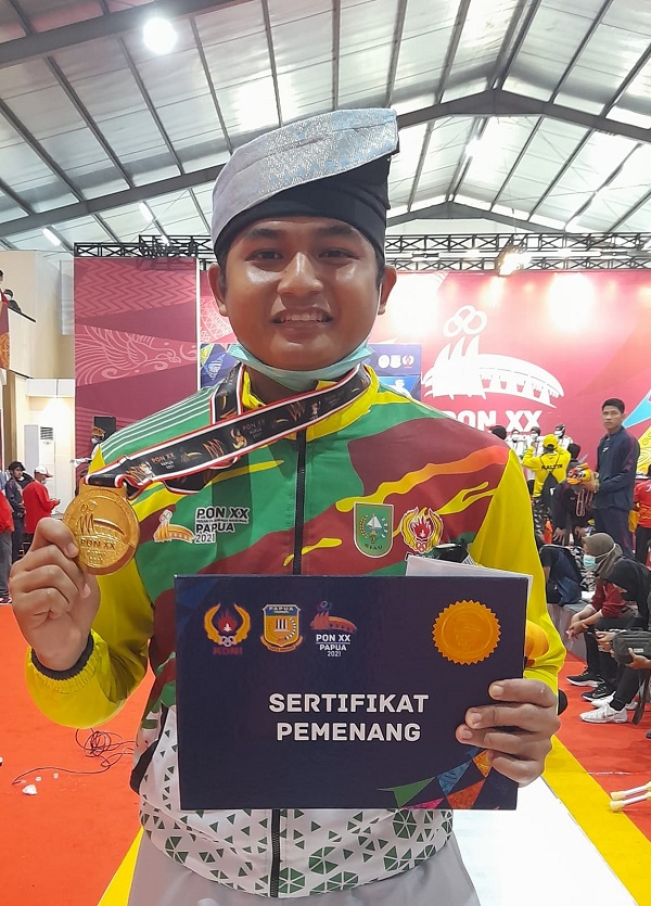 Mahasiswa FEB UIR Dwi Angga Sumbang Emas di Cabor Anggar PON XX Papua