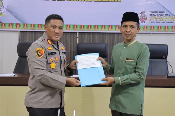 Polres Meranti Serahkan Zakat Profesi Personel