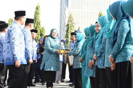 PKK Riau Bagikan 40.000 Bibit Cabai