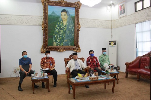 Bagikan BOp, Wawali Tekankan RT-RW Tingkatkan Nasionalisme