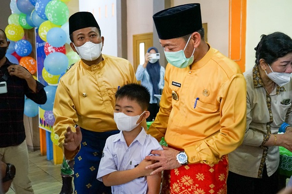 Tinjau Vaksinasi Anak di SD Perguruan Methodist, Bupati : Vaksinasi Bagian Dari Proses Sekolah Tatap