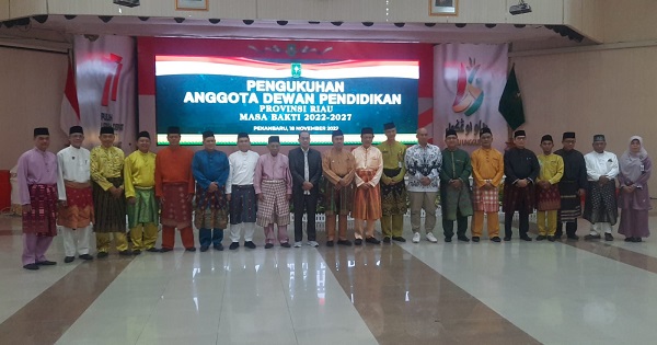 Gubernur Kukuhkan Dewan Pendidikan Riau Periode 2022-2027