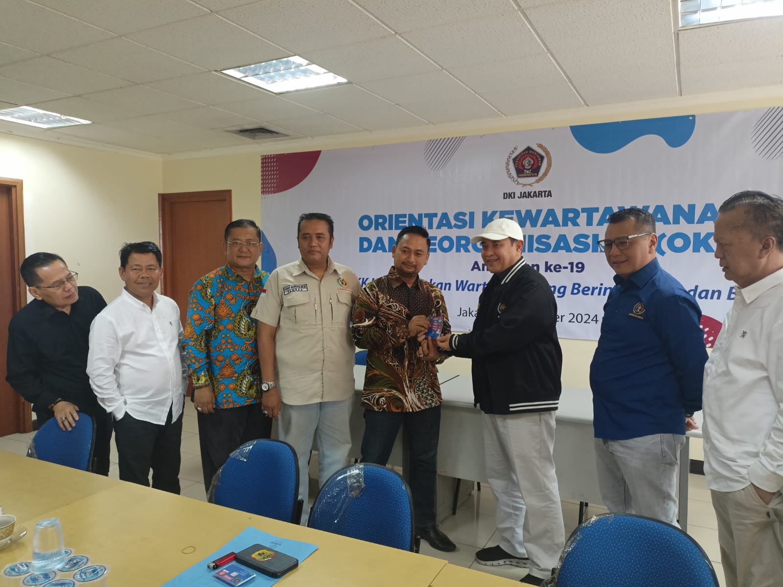 Ketum PWI Pusat Serahkan KTA Biasa Anggota PWI Jaya