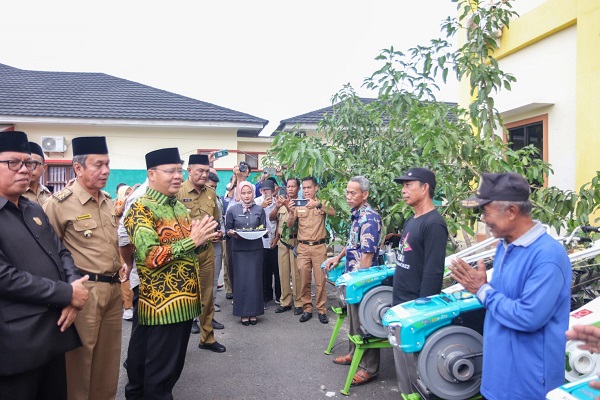 Tunaikan Program Prioritas, Gubernur Rohidin Serahkan Bantuan Alsintan ke Petani Bengkulu