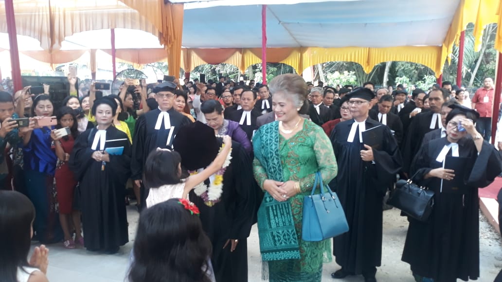 99 Calon Pendeta, Guru Huria, Bibelvrouw, Diakones Ditahbiskan Oppui  Ephorus Pdt Darwin Lumbantobin