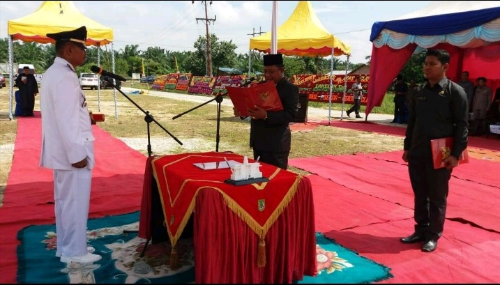 Lantik Samsuri SPd Sebagai Camat Rantau Kopar,  Wabup : Jadilah Pelayan dan Pengayom Masyarakat
