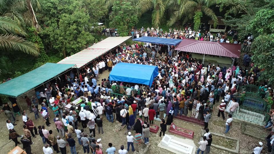 Dipimpin Gubernur Riau, Ribuan Masyarakat Kampar Hantarkan Jenazah Azis Zaenal 