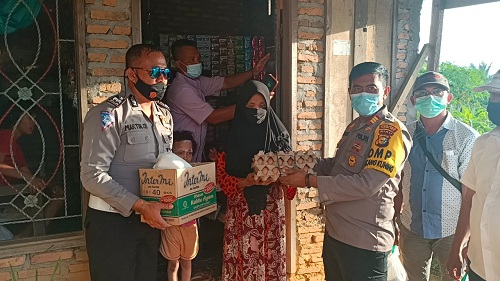 Ditengah Pandemi, Polsek dan Lurah Sinembah  Berbagi Dengan Masyarakat Kurang Mampu