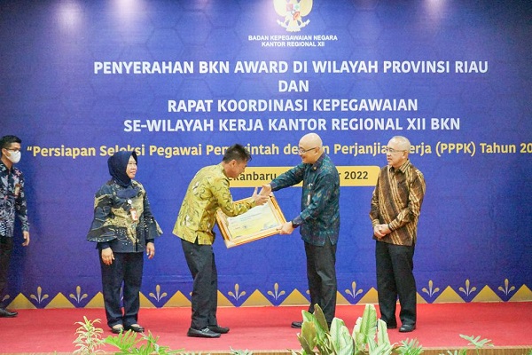 Rohil Raih Penghargaan BKN Award Ketegori Perencanaan Kebutuhan dan Mutasi Pegawai 
