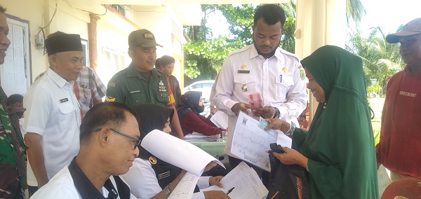 Â 4.110 Masyarakat Kecamatan Bangko Terima BLT Realisasi Janji Kampanye Bupati dan Wabup Rohil